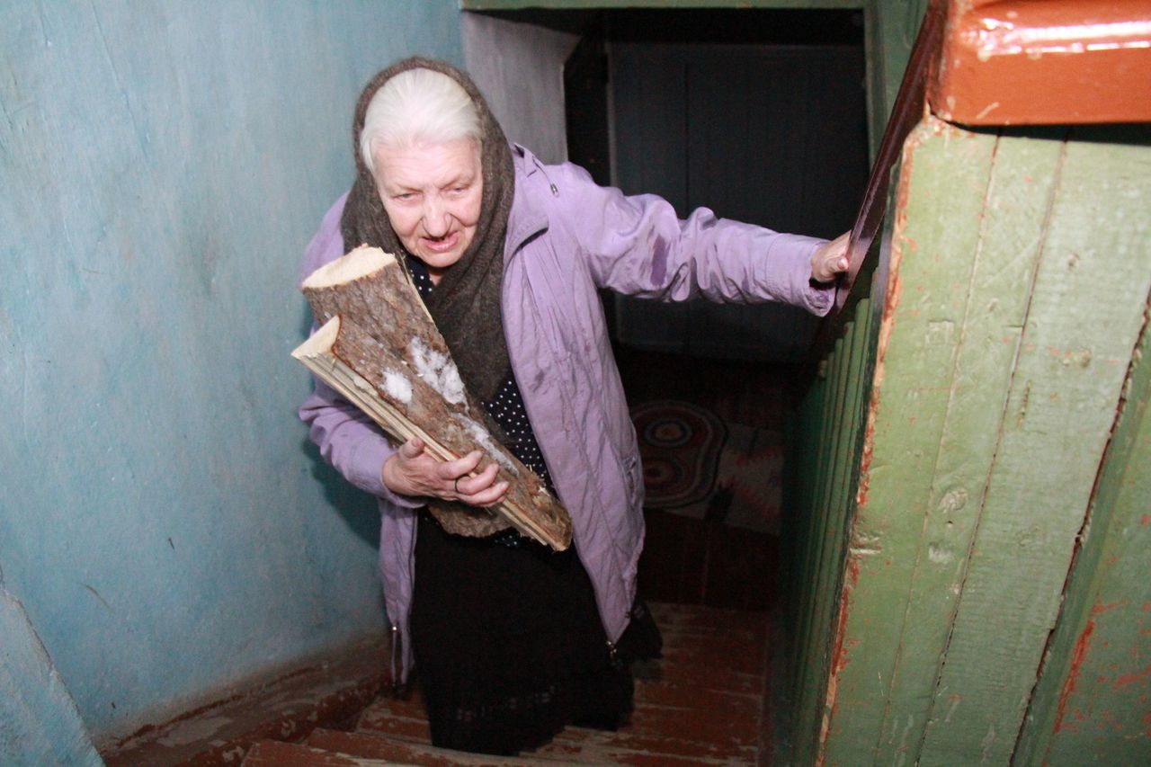 Дума Сосьвы выделила деньги на подключение квартиры пенсионерки Валентины Казанцевой к центральному отоплению. Две зимы бабушка таскала дрова на второй этаж