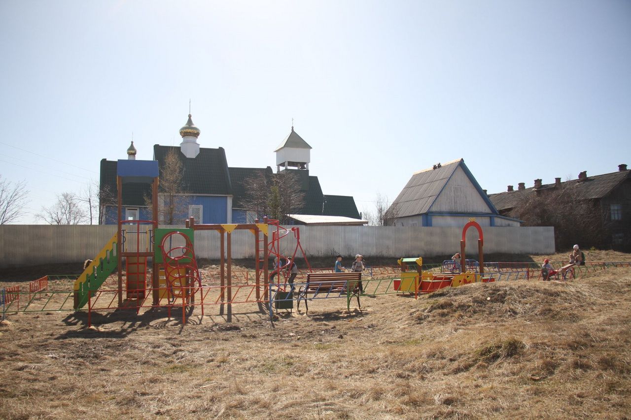 Серовская и Нижнетагильская епархии подарили Сосьве детскую площадку