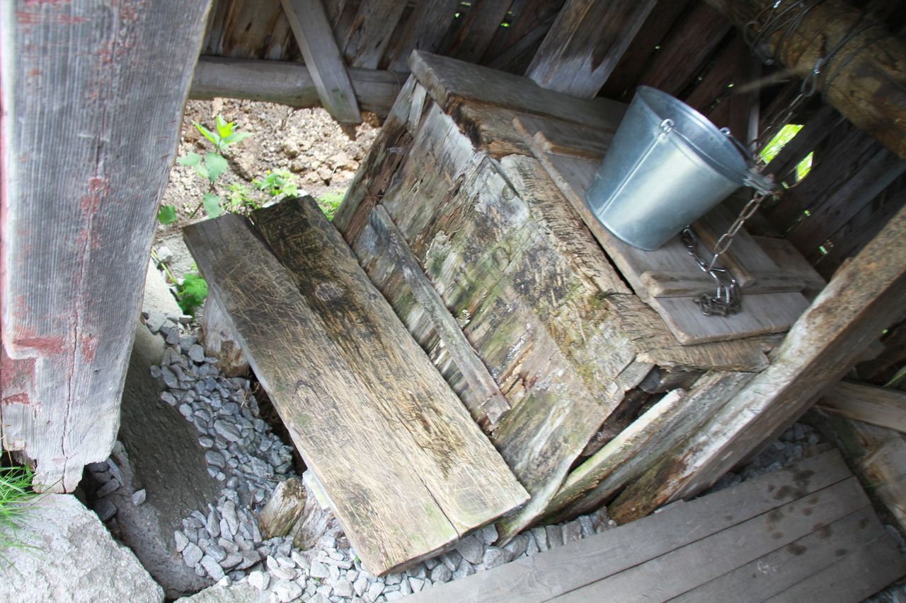 В Новой Сосьве начали ремонтировать колодец, который обвалился весной этого года