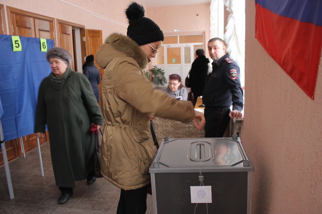 Кандидаты в депутаты от Серовского избирательного округа сдают документы на регистрацию
