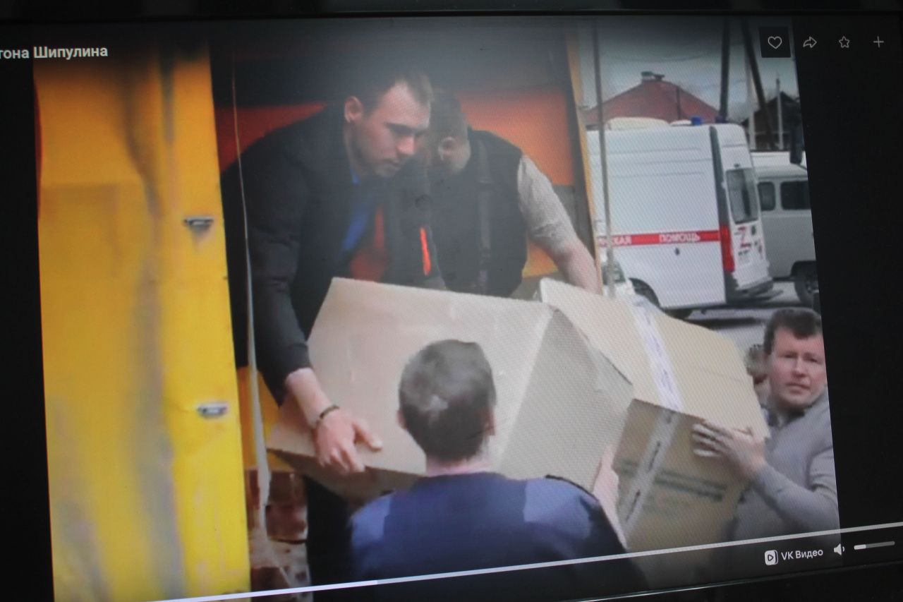 Депутаты Антон Шипулин и Дмитрий Жуков привезли в Сосьву гуманитарную помощь для погорельцев