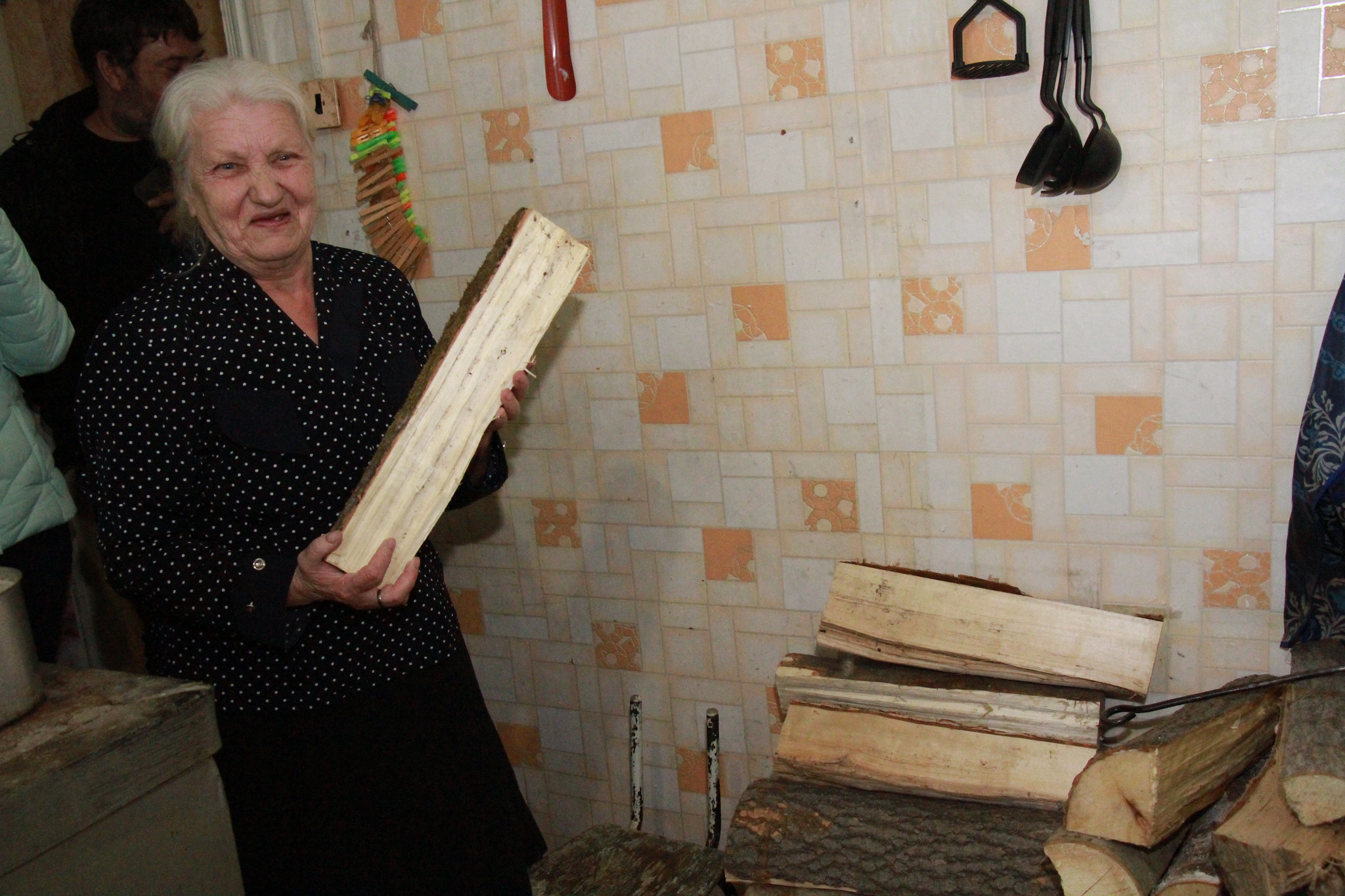 В квартиру сосьвинской пенсионерки, которая два года таскала дрова на второй этаж, провели отопление