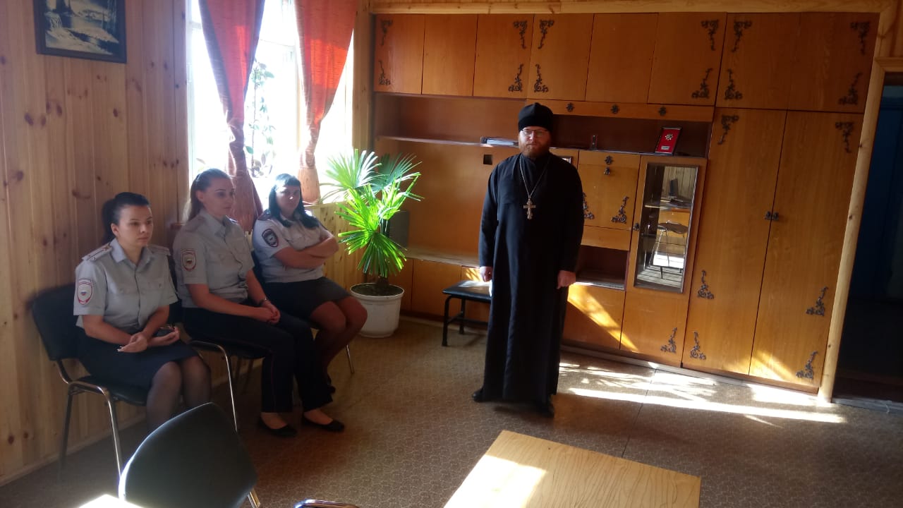 Настоятель сосьвинского храма рассказал полицейским о православии