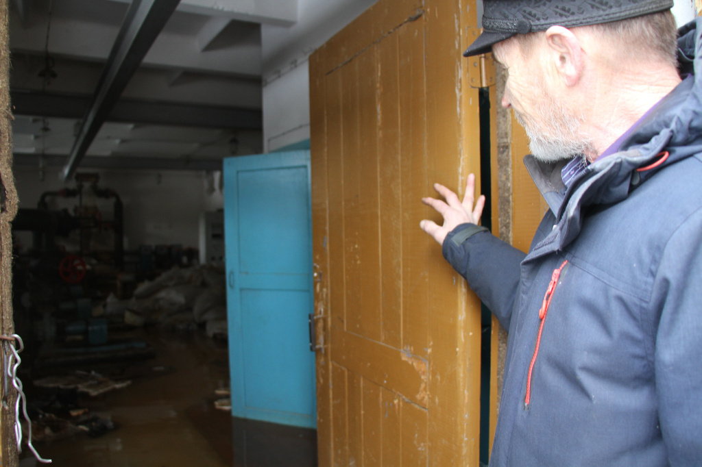 Александр Четков показывает, что стало с насосной станцией. Фото: Константин Бобылев, "Глобус"