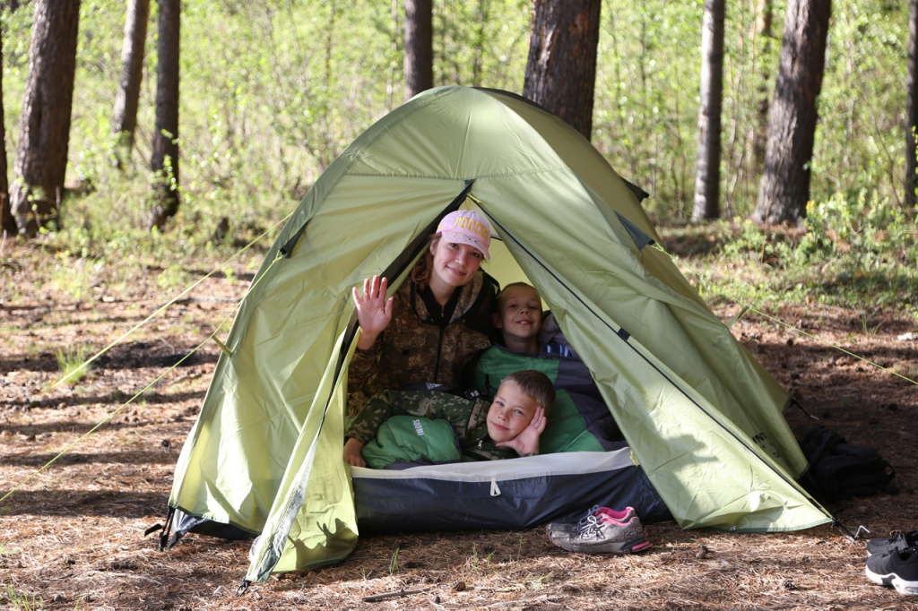 Клавдия вместе с сыновьями ставили палатку, выполняя одно из зажданий марафона. Фото: Алеся Копылова. 