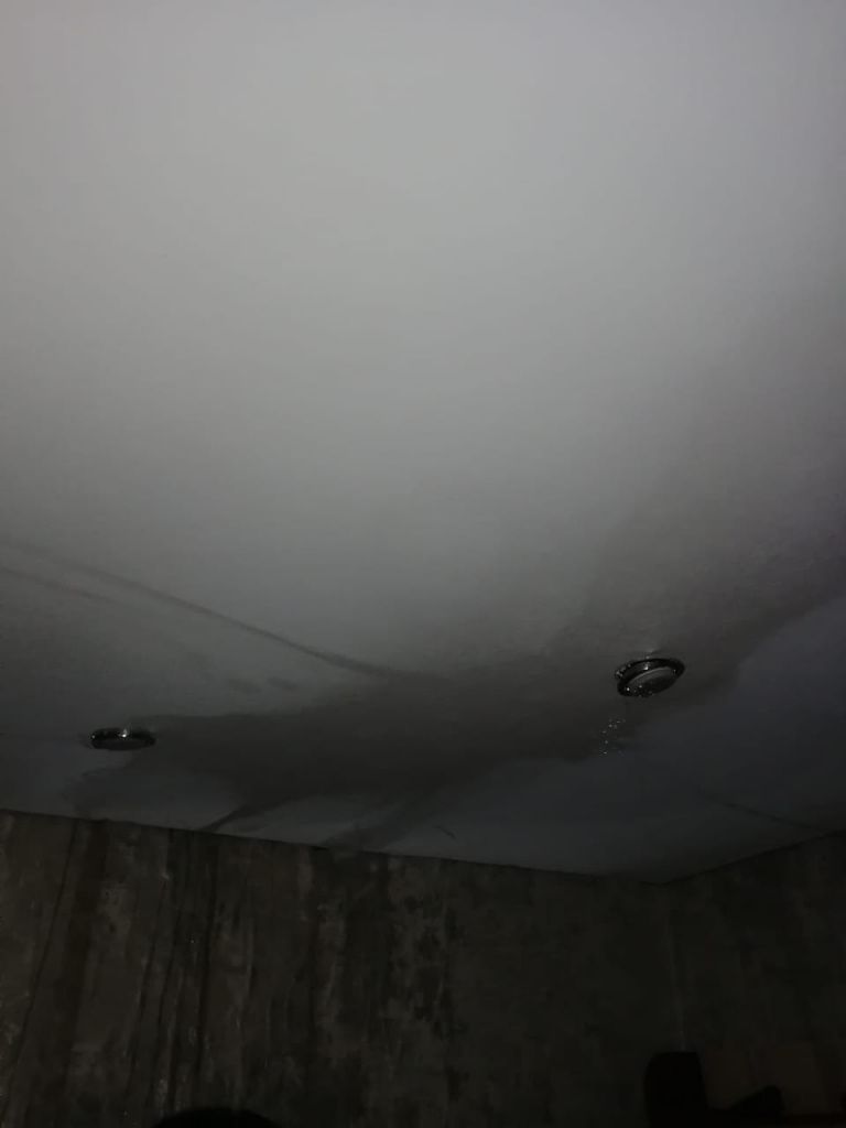 Провис натяжной потолок. Фото: Виктория Кураленко