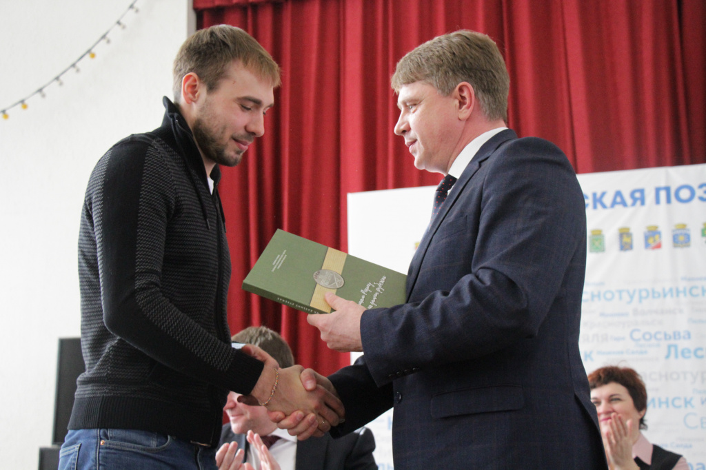 Шипулину подарили книгу. Фото: Константин Бобылев, "Глобус".