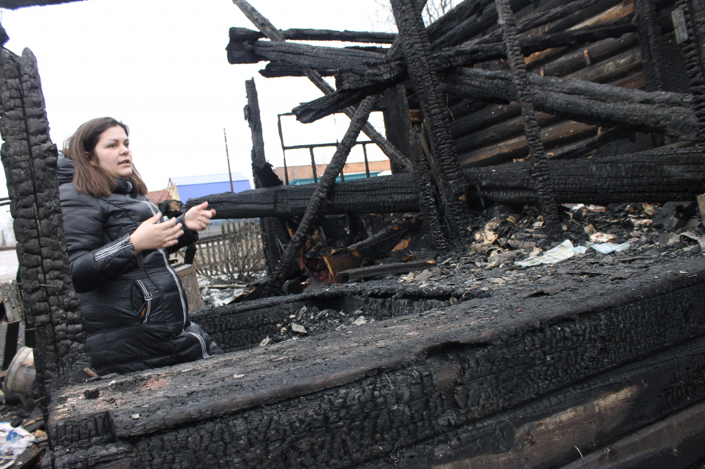 Любовь Сергеевна рассказала, что огонь распространялся моментально, они чудом успели выбежать и не пострадать. Фото: Мария Чекарова, "Глобус"