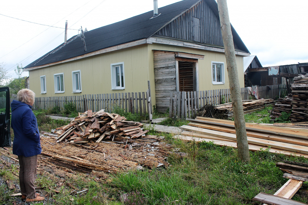Валентина Гурьева говорит, что в ремонт этого дома вложили порядка 1 миллиона 700 тысяч рублей. Фото: Андрей Клейменов, "Глобус"