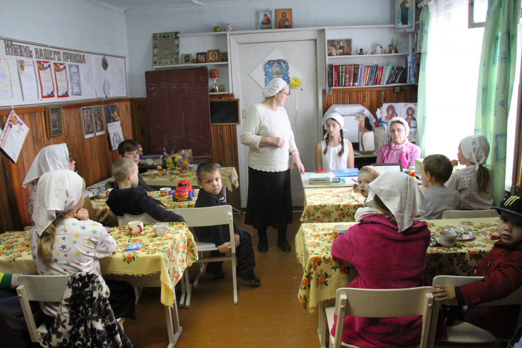 Пока взрослые трапезничают, детям преподают Закон Божий. Фото: Константин Бобылев, «Глобус»
