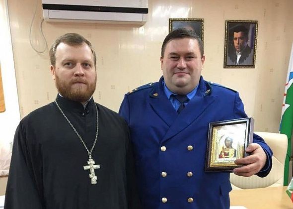 В Сосьве Серовскому городскому прокурору подарили икону Спасителя