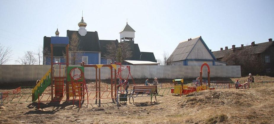 Серовская и Нижнетагильская епархии подарили Сосьве детскую площадку