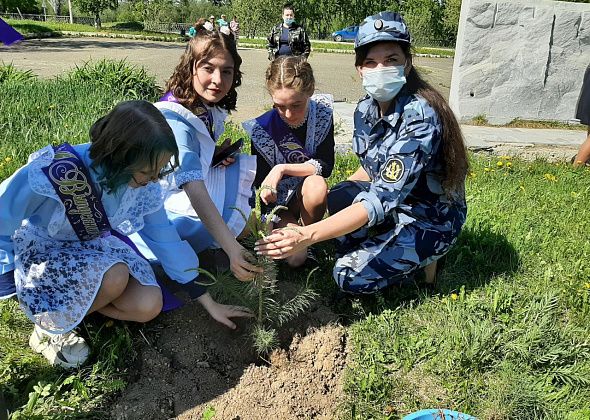 Сотрудники сосьвинской колонии и школьники Кошая приняли участие в международной акции «Сад памяти» 