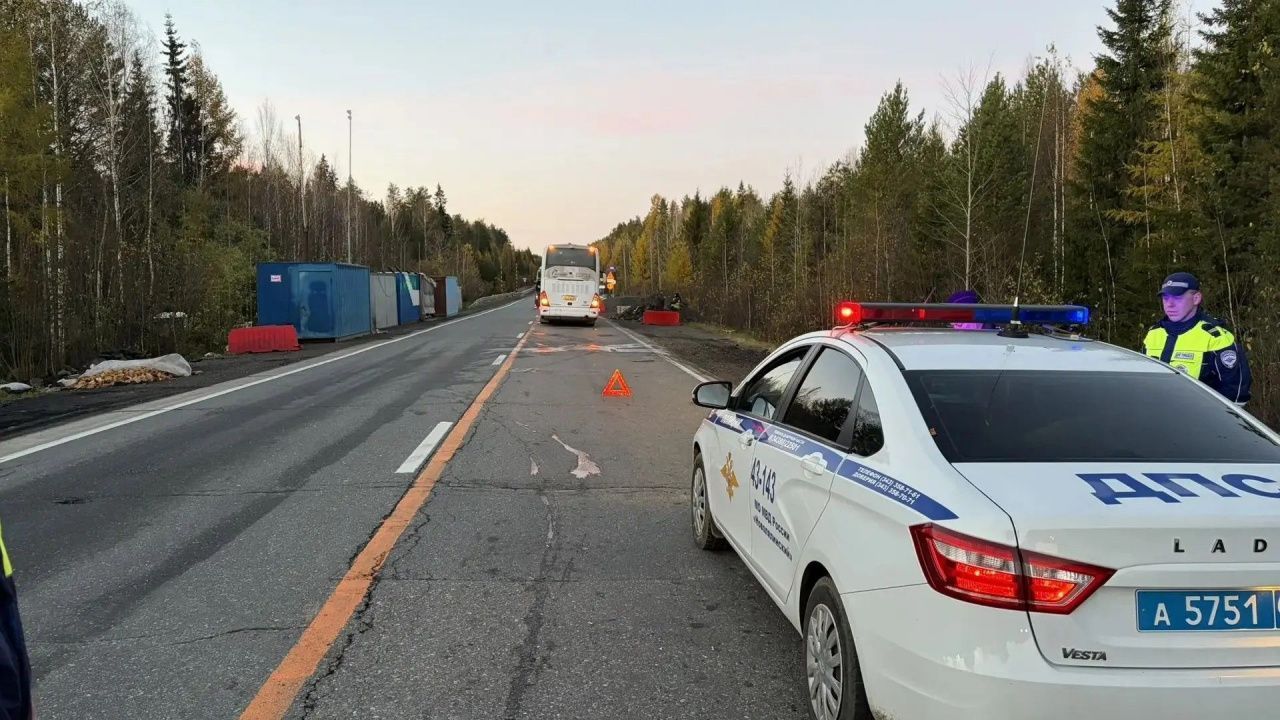 После столкновения автобусов на трассе госпитализировали двоих пострадавших