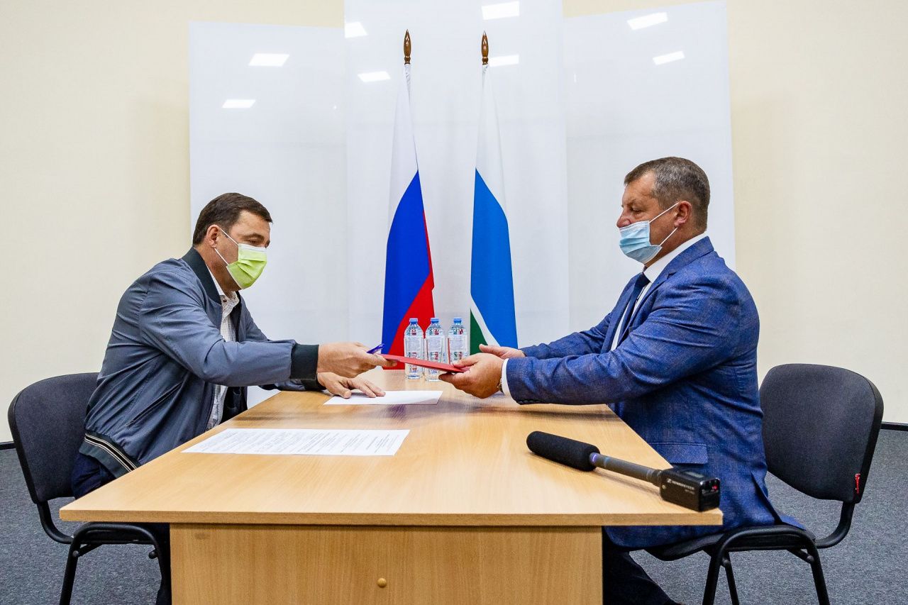 Евгений Куйвашев проверил, как идёт благоустройство Верхнего Тагила и Кировграда, и передал главам папки с обращениями жителей