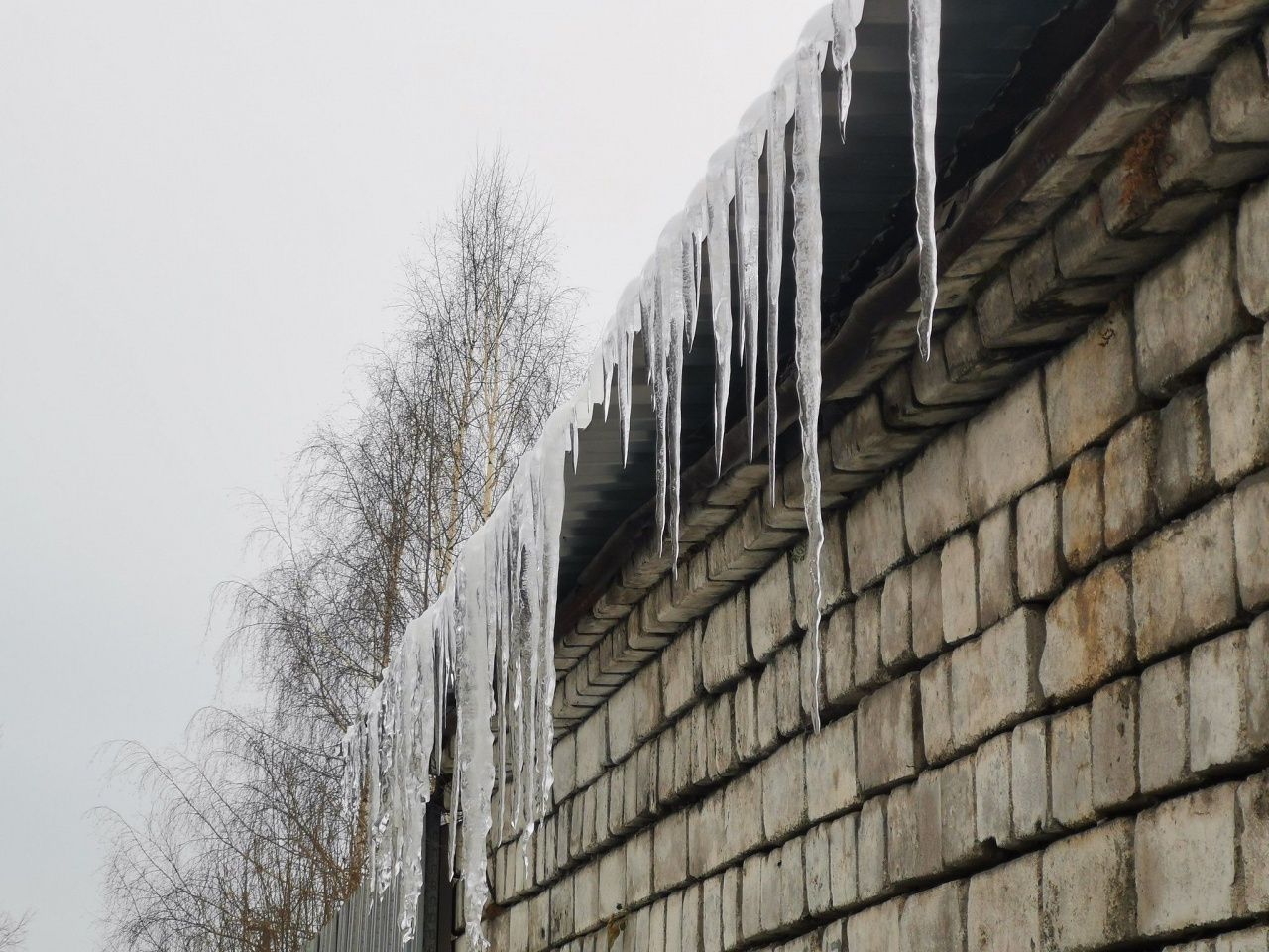 Власти рекомендуют сосьвинцам заняться уборкой снега, льда и сосулек с крыш
