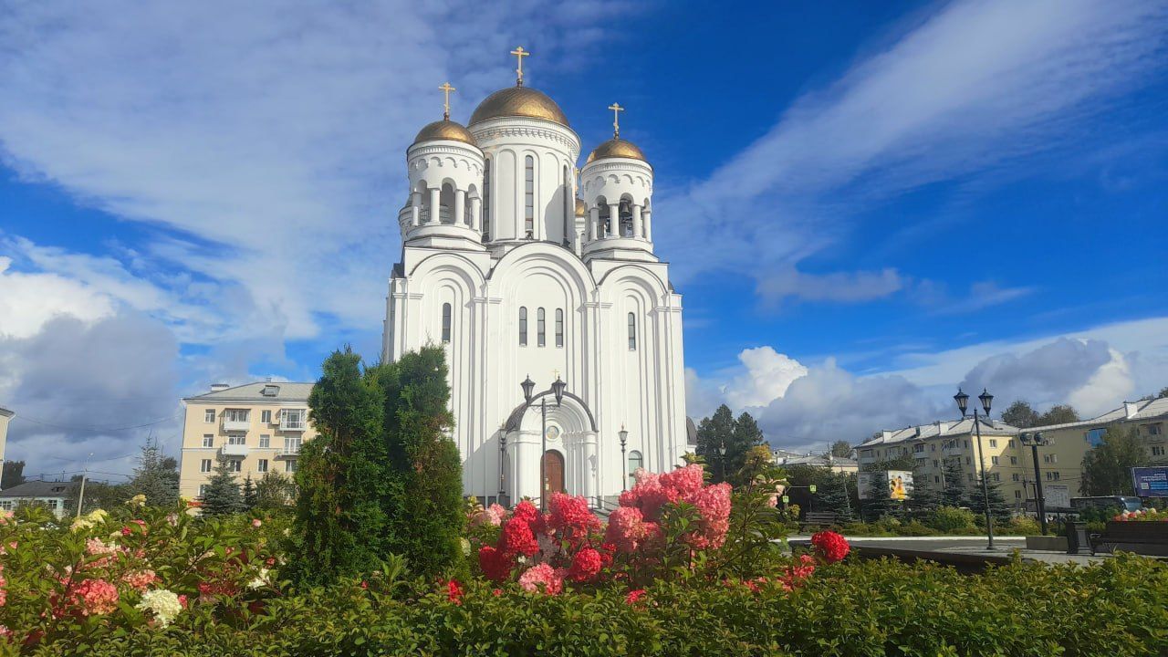 Теплым вечером на скамейке у храма (Зарисовка)