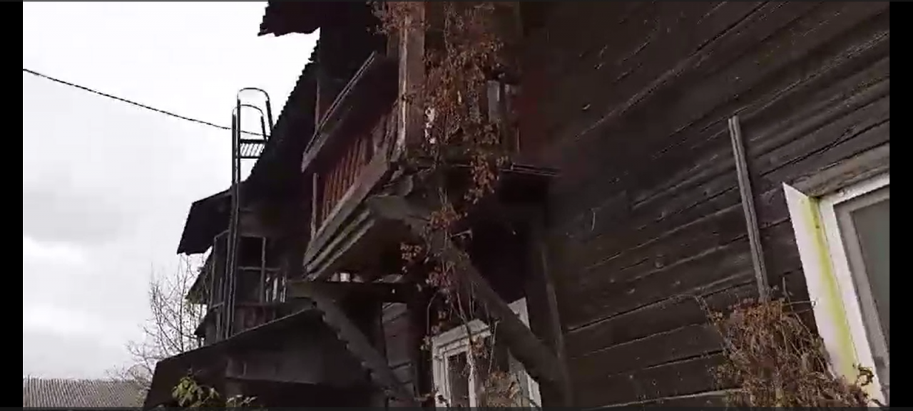 Власти Сосьвы расселили дом, где на мужчину рухнула деревянная балка