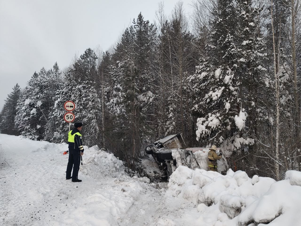 На дороге между Серовом и Сосьвой перевернулся бензовоз с дизельным топливом