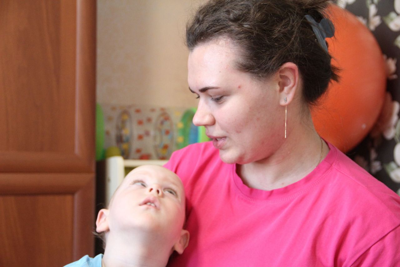 “Врачи говорят, что есть шанс научить его сидеть, ползать, играть”. Мирону с ДЦП нужна помощь