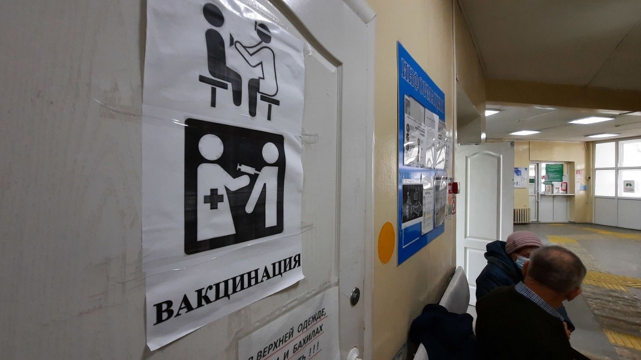 Вакцинация против COVID-19 возвращается на площади амбулаторно-поликлинического звена Серовской городской больницы