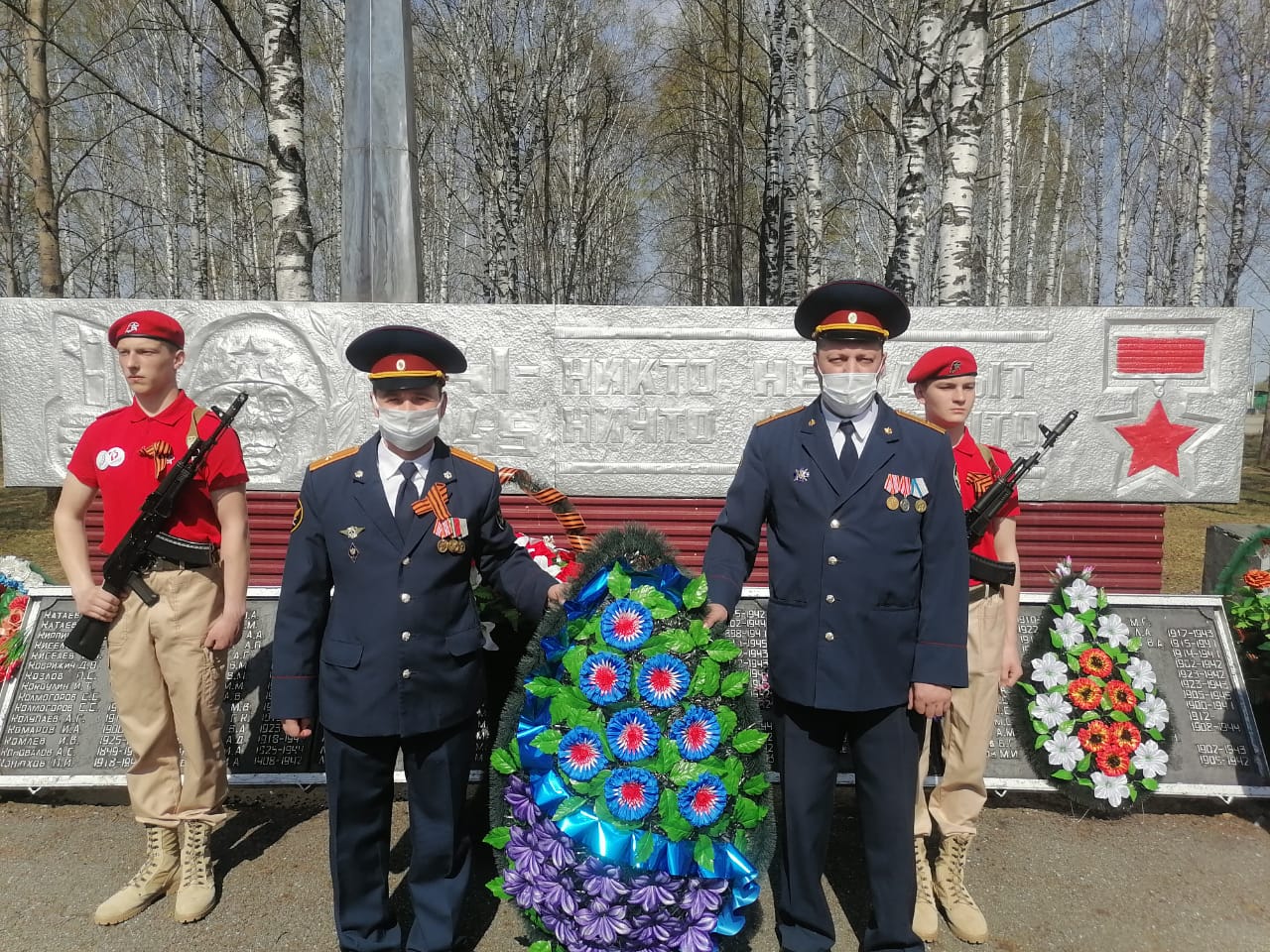 Сотрудники сосьвинской колонии возложили венки и цветы в память о погибших в Великой Отечественной