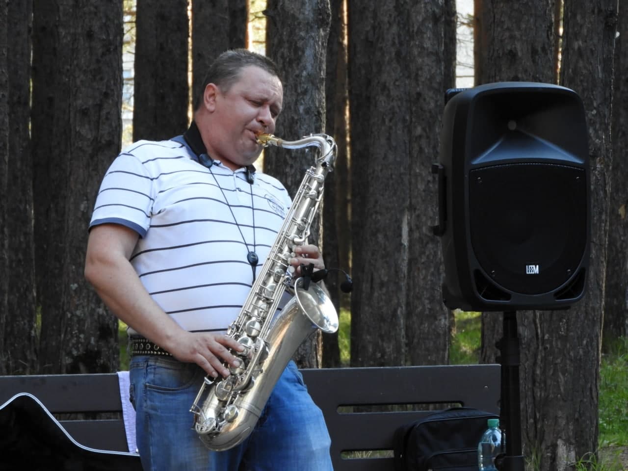 «Просто играю для людей». Что за мужчина две недели играет на саксофоне в парке Карпинска