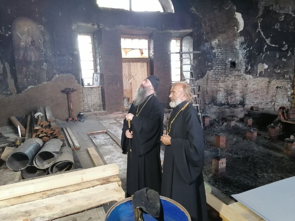 Временно управляющий Серовской епархией посетил храм в Романово, который восстанавливают 10 лет