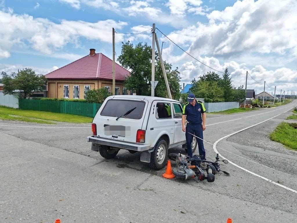 В Сосьве бесправный водитель электросамоката столкнулся с “Нивой”