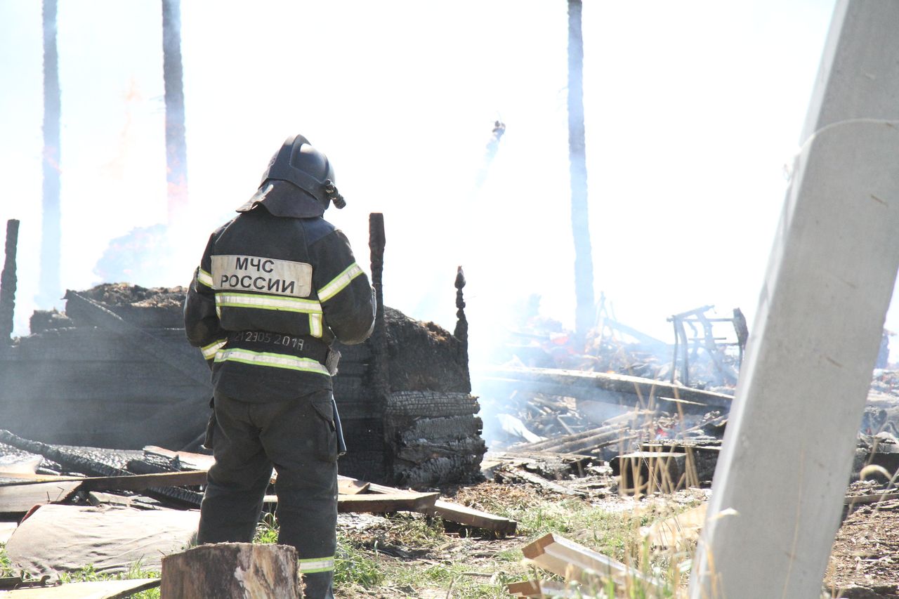 В Сосьве от огня пострадали две машины и жилой дом
