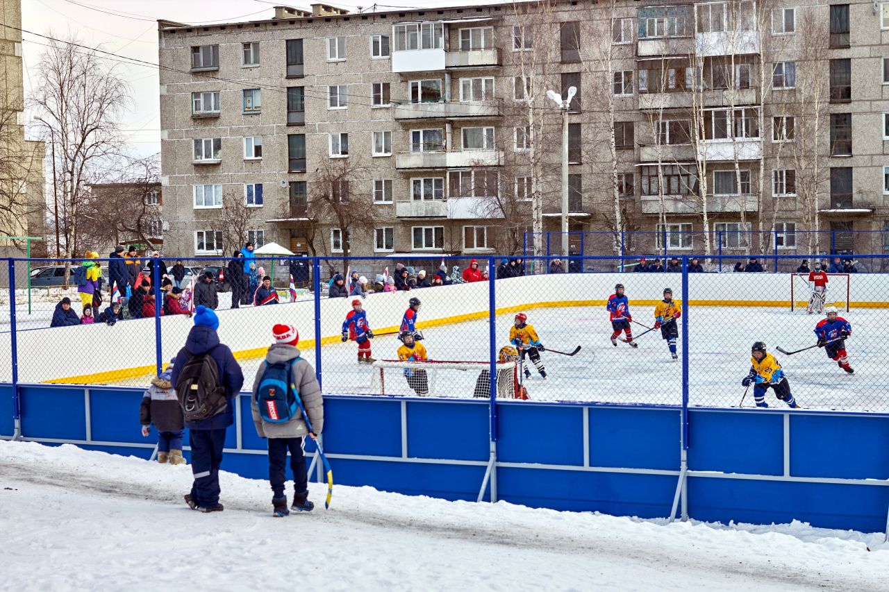 В поселке Восточном построят хоккейный корт
