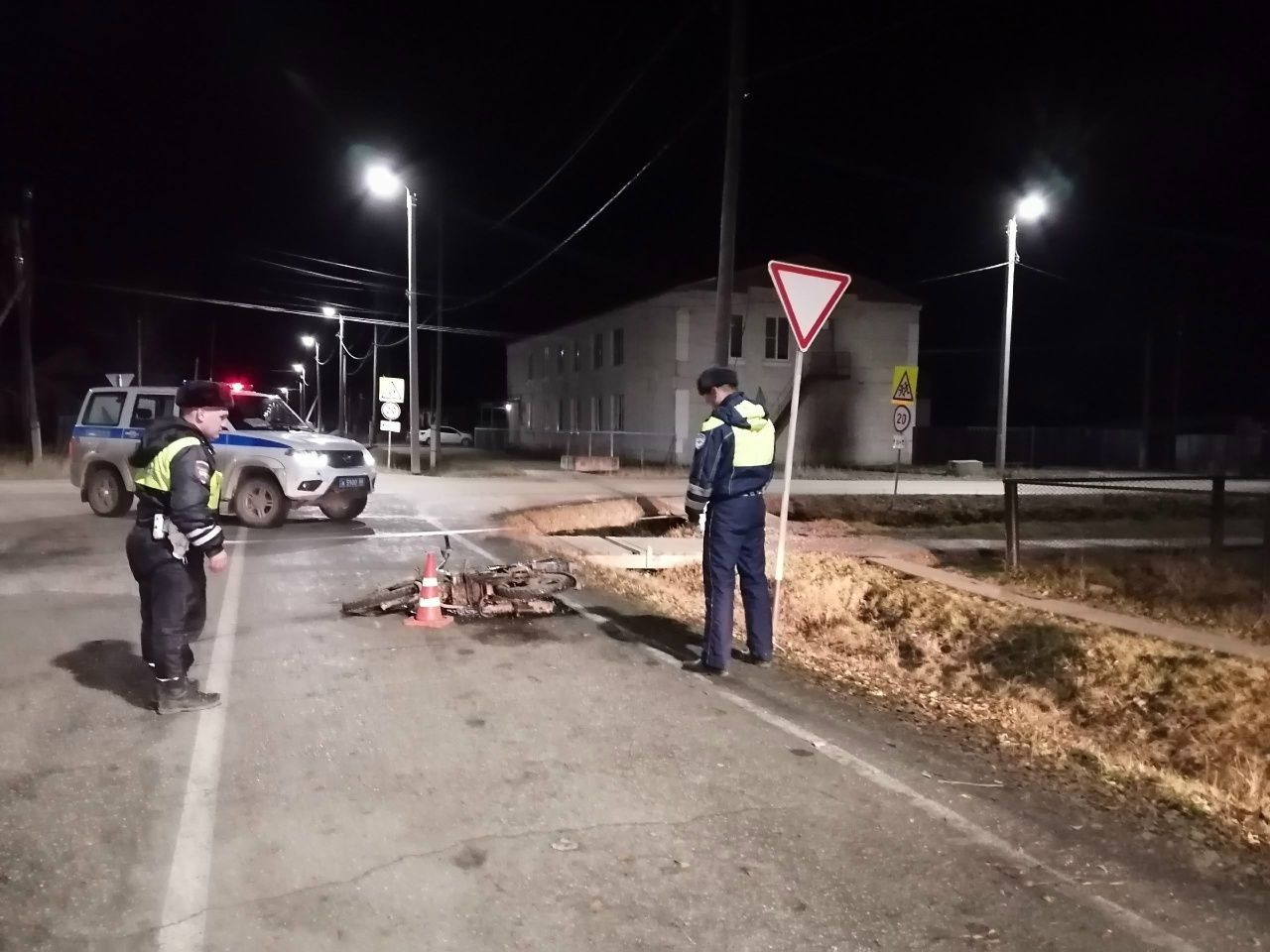 В Сосьве бесправник на мопеде врезался в столб и попал в больницу