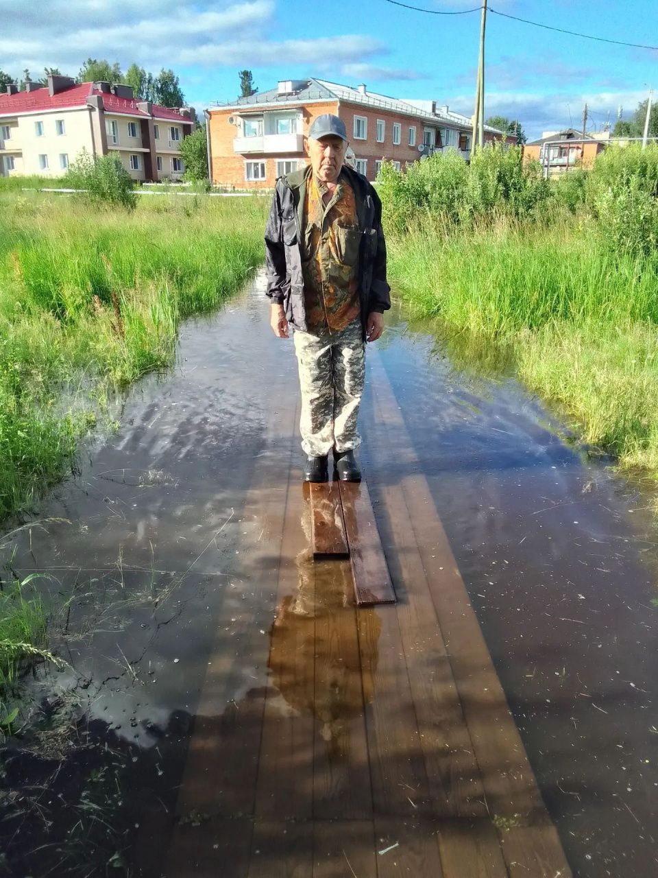 "Воды местами до полуметра и больше". Житель Сосьвы переживает за огород, который топит закопанный ручей