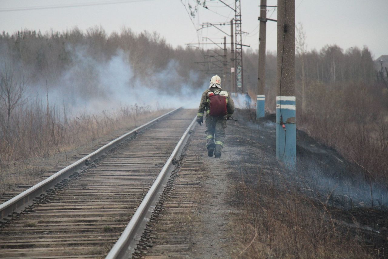 На тушение природного пожара под Сосьвой из Серова выезжал пожарный поезд