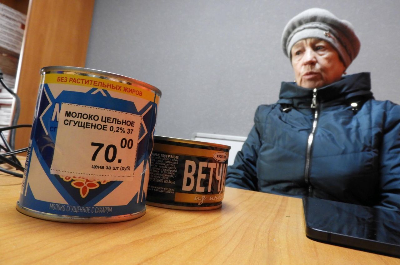 «Думала, подарок к 9 Мая». 96-летней жительнице Карпинска принесли пенсию и навязали купить консервы