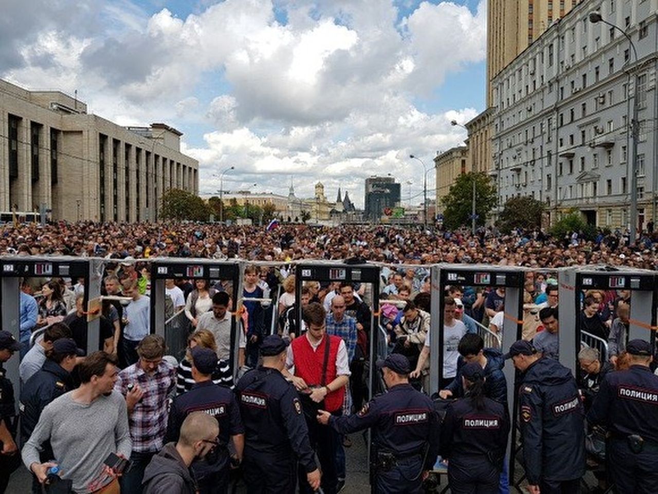 4 тысячи человек. Проспект Сахарова Москва митинг. Протесты на Сахарова 20 июля 2019. Митинг в Москве 2019 Сахарова. Митинг Московский проспект Сахарова.