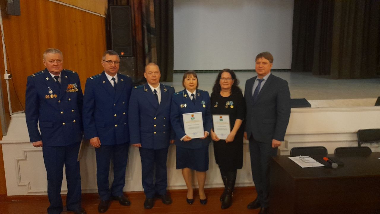 В Сосьве наградили ветеранов Уральской прокуратуры по надзору за соблюдением законов в исправительных учреждениях