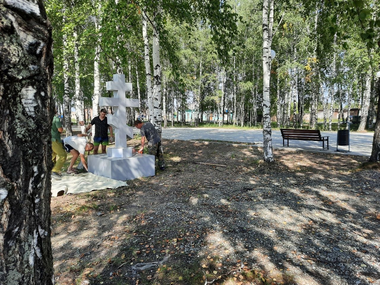 В сосьвинском парке Победы появился поклонный крест в честь разрушенного храма Николая Чудотворца