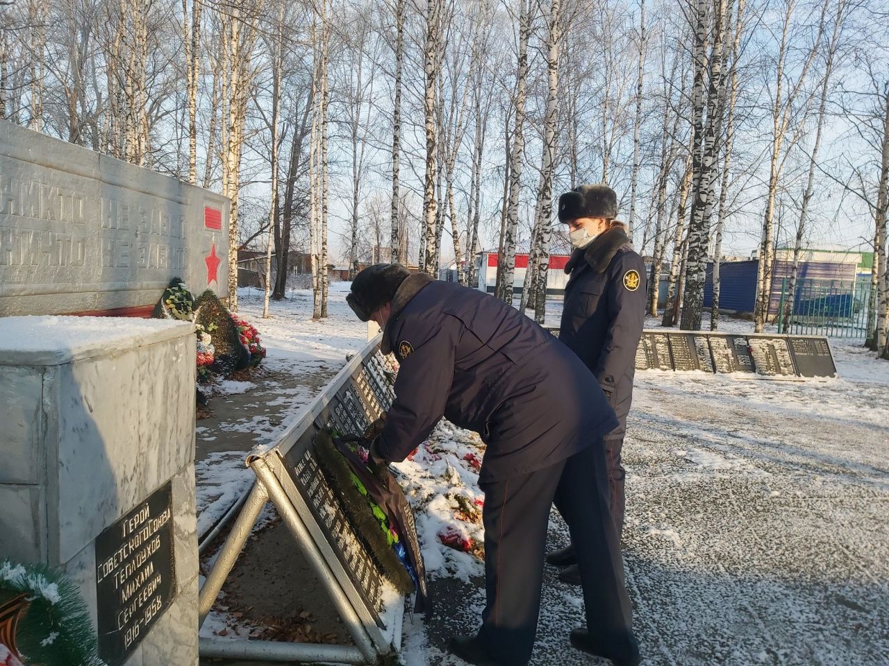 Сотрудники сосьвинской колонии в День неизвестного солдата возложили венок в Сквере памяти 