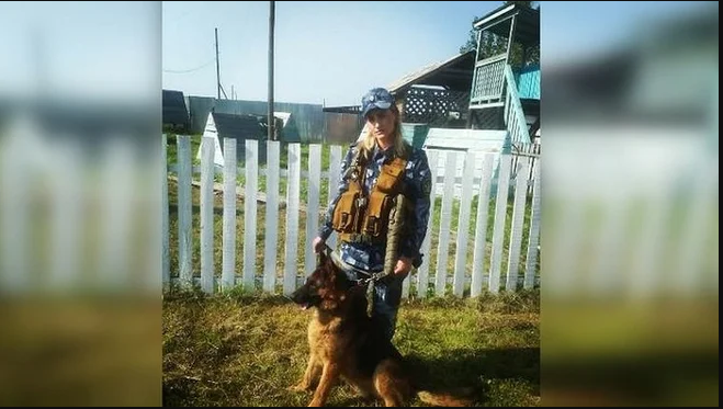 Кинолога колонии Гарей наградили медалью МЧС "За спасение погибающих на воде"