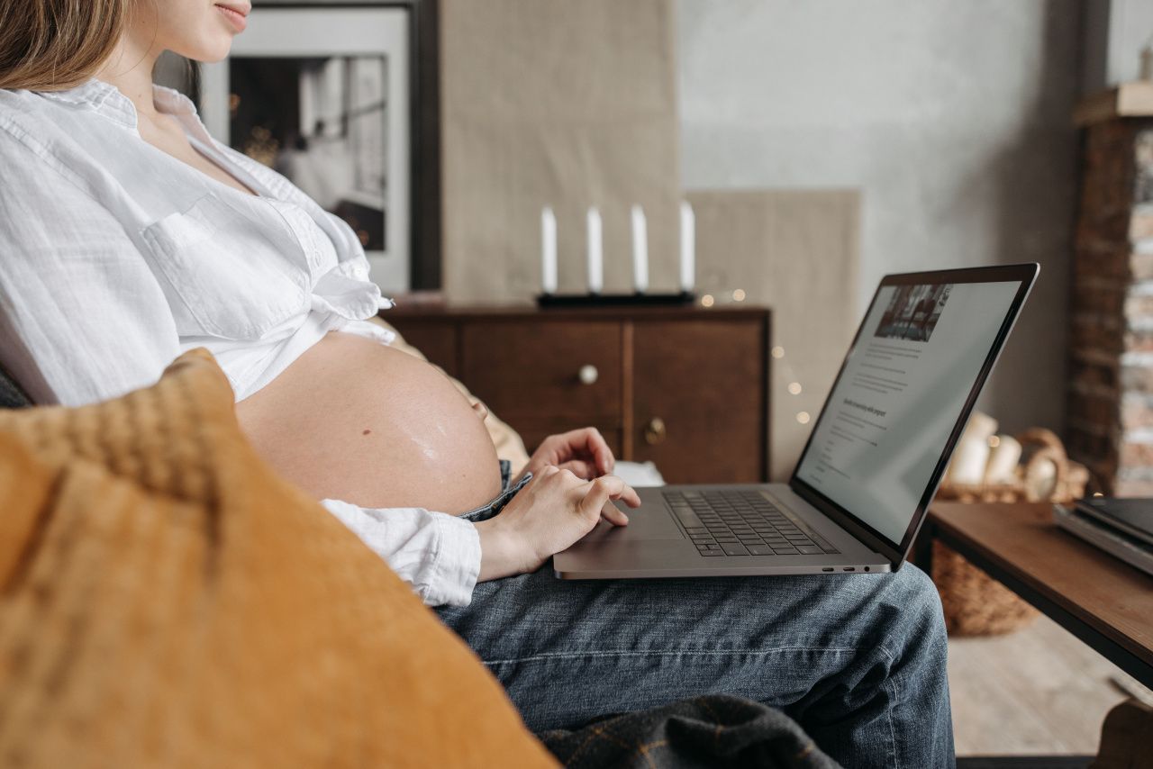 Легкий труд, запрет на увольнения и отпуск: как работать беременным женщинам
