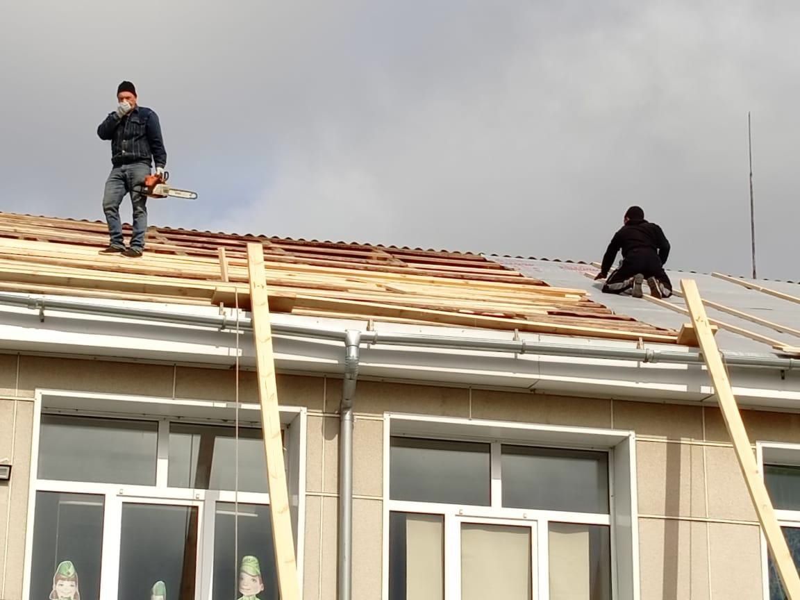 В сосьвинском детском саду ремонтируют крышу