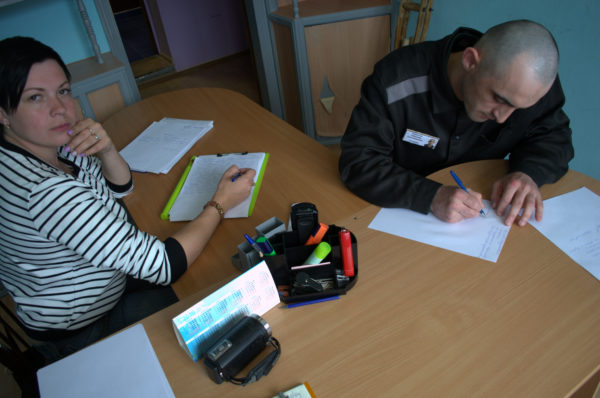 Заключенные новолялинской колонии заявили о массовых поборах, пытках и изнасилованиях. ОНК готовит документы для следователей