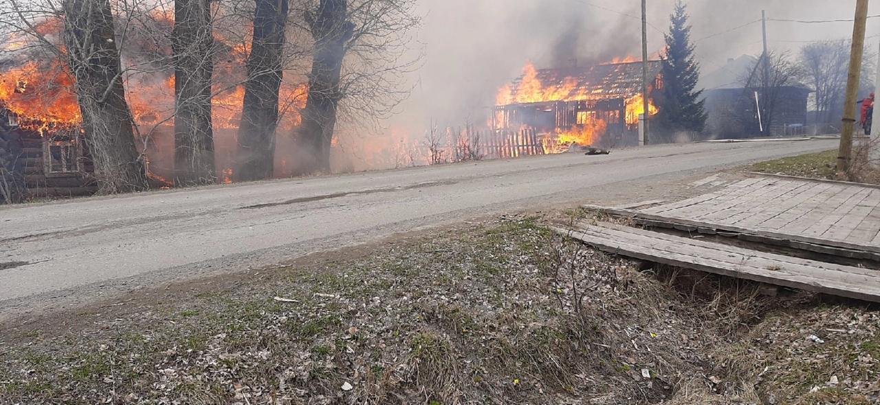 Пожарные борются с огнем в Гарях