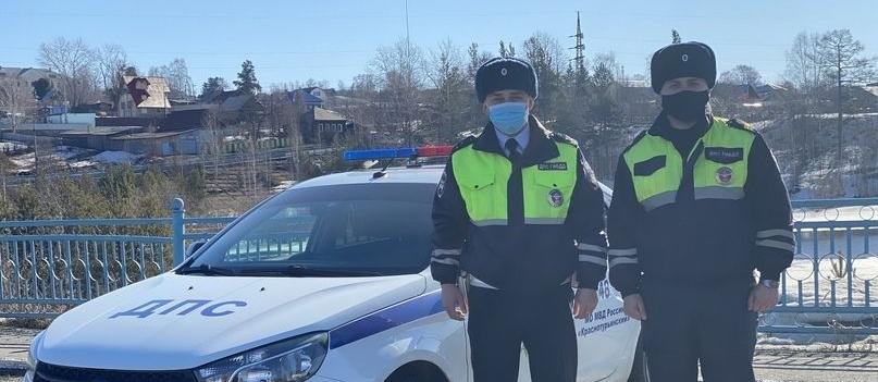 Сотрудники ГИБДД отремонтировали машину горожанке, застрявшей на перекрестке. Ранее они же спасли рыбака