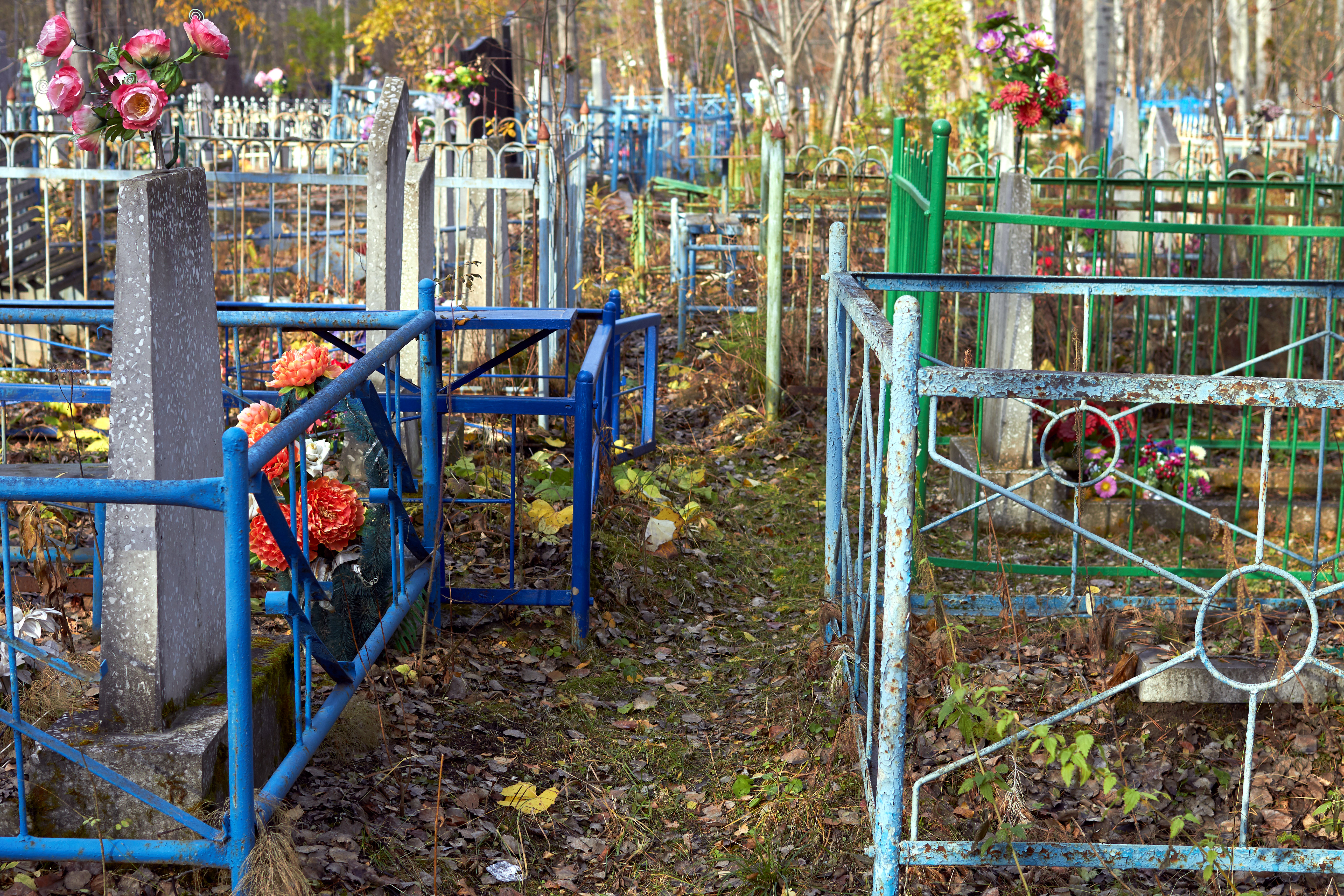 Ходят ли сегодня на кладбище. Городское кладбище Серов. Хохряковское кладбище Ижевск. Городское кладбище город Карпинск. Радоница на кладбище.
