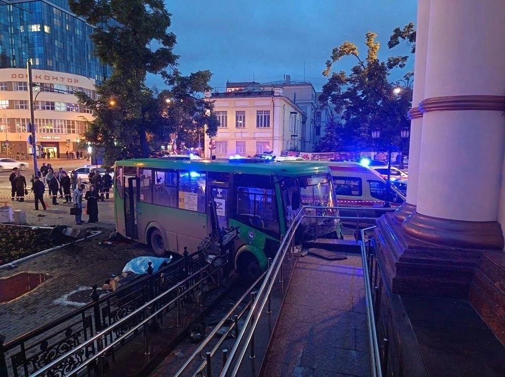 В Екатеринбурге автобус столкнулся с легковушкой и сбил пешеходов: четверо погибших