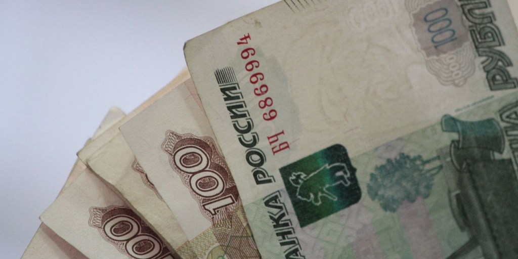 50 тыс рублей. 60 тысяч рублей в руках. деньги в руках. 150 тысяч рублей. зарплата 100 тысяч рублей.