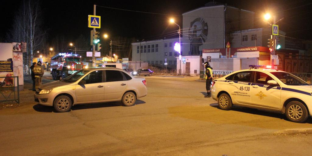 Сколько стоит натяжные потолки в североуральске. Мфц североуральск сотрудники. Мфц североуральск. Номер телефона мфц североуральск. Североуральск ул ленина 19а.