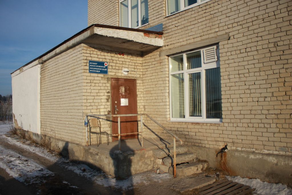 На территории поселка Красноглинный находится отделение неотложной помощи. По словам жителей, в нем работают четыре фельдшера, четыре водителя. Фото: Мария Чекарова, “Глобус”